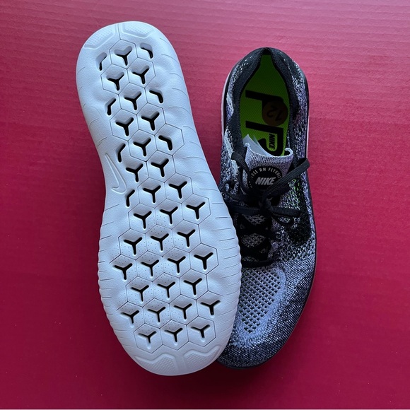 Nike Free Run Flyknit Oreo Sz 10 Black/White Shoes 942838-101** - Picture 5 of 6